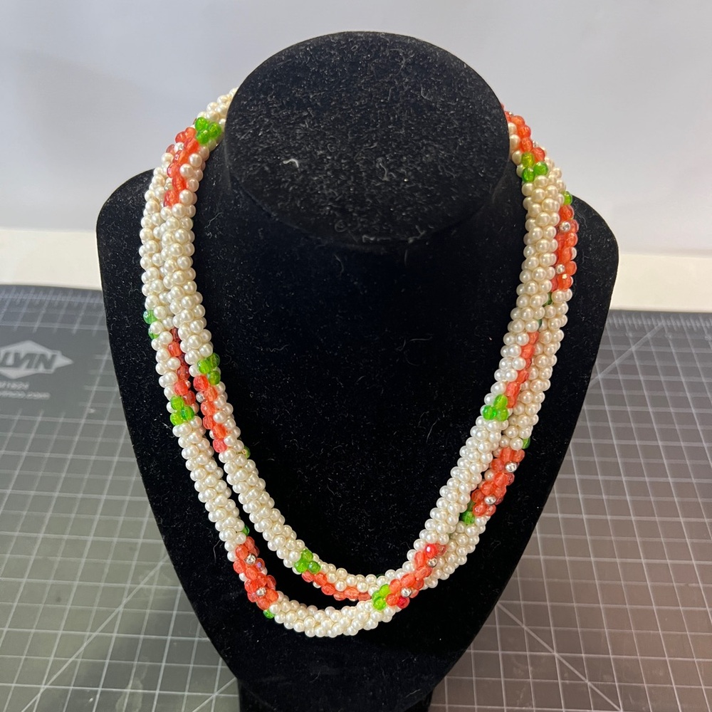 GUC Vintage beaded necklace with flower designs